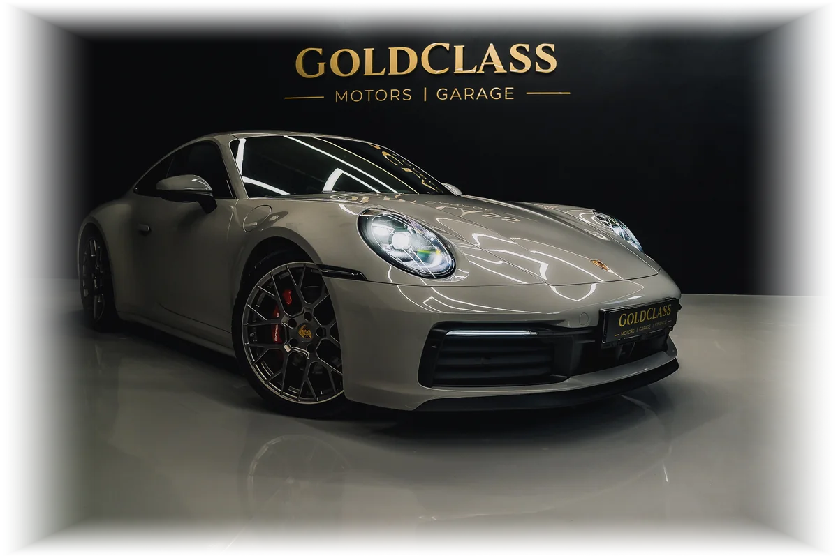 Porsche 911 v štúdiu GoldClass pod osvetleným logom GoldClass Motors.